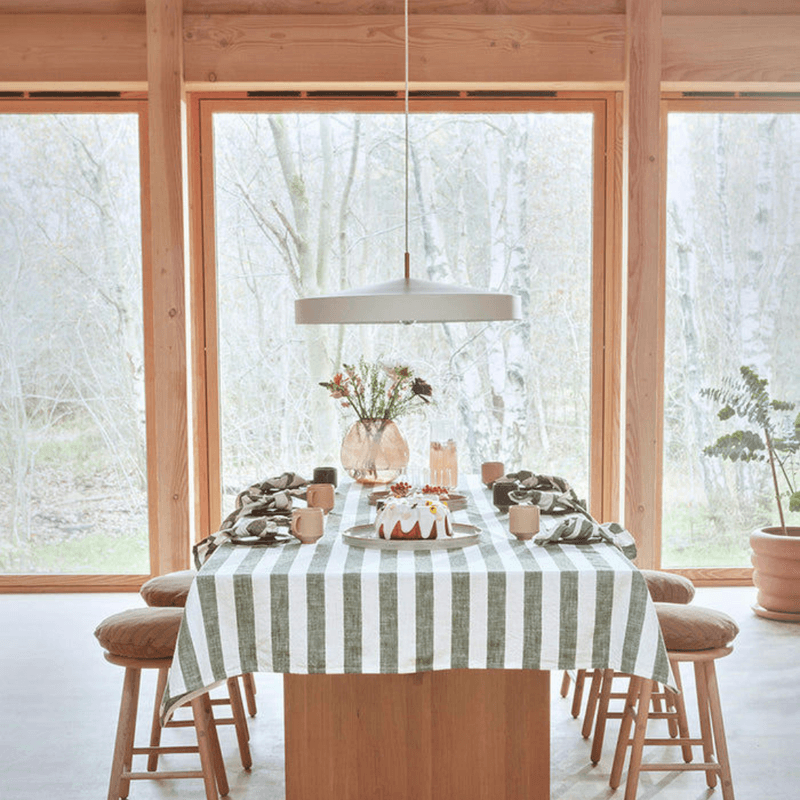 Grønn og hvit stripet duk - 260 x140
