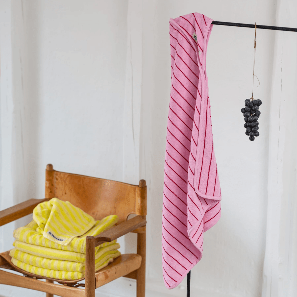 Naram baby håndkle - Baby pink & ski patrol red