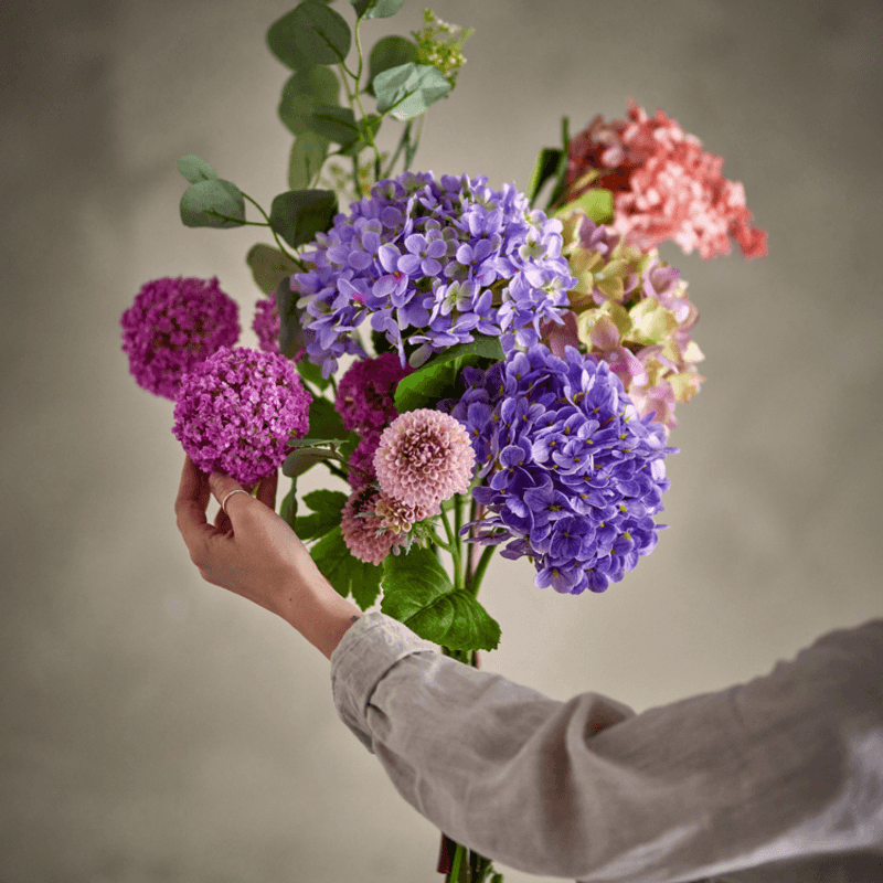 Blomsterbukett Edge – lilla kunstige blomster