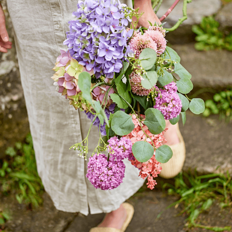 Blomsterbukett Edge – lilla kunstige blomster