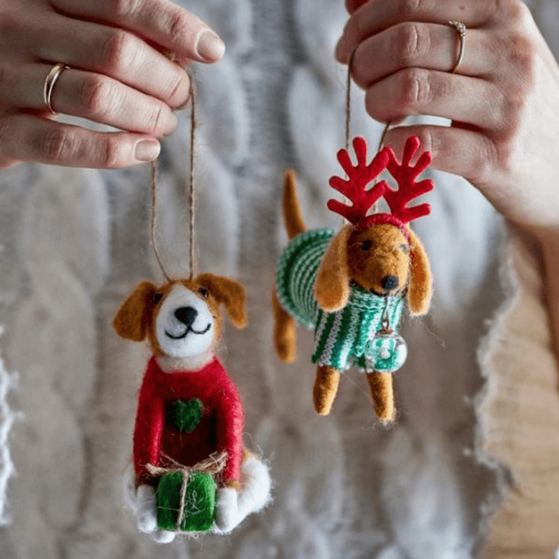 Julehund i ull - sittende hund